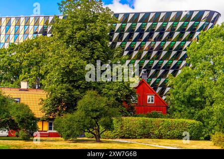 Traditionelles schwedisches rotes Blockhaus vor der Aula Medica, Karolinska Institutet in Solna, Stockholm. Das Auditorium ist ein Gebäude für Karolinska Inst Stockfoto