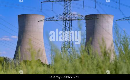 16.08.2024, xblx, AKW Grafenrheinfeld, Sprengung der Kühltürme, emwirt, am 16.08.2024 wurden die beiden Kühltuerme des Kernkraftwerks in Grafenrheinfeld gesprengt. Das Foto zeigt die Anlage in den Stunden vor der Sprengung neben Strommasten. Grafenrheinfeld *** 16 08 2024, xblx, AKW Grafenrheinfeld, Sprengung der Kühltürme, emwirt, am 16 08 2024 wurden die beiden Kühltürme des Kernkraftwerks Grafenrheinfeld gesprengt das Foto zeigt die Anlage in den Stunden vor der Sprengung neben Strommasten Grafenrheinfeld Stockfoto