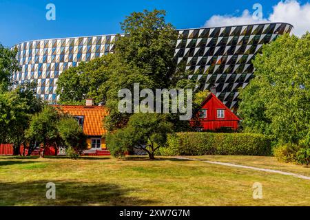 Traditionelles schwedisches rotes Blockhaus vor der Aula Medica, Karolinska Institutet in Solna, Stockholm. Das Auditorium ist ein Gebäude für Karolinska Inst Stockfoto