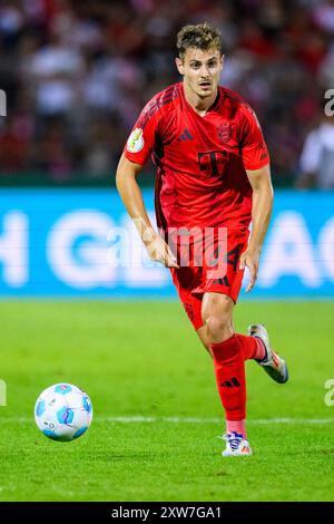 Ulm, Deutschland. August 2024. Fußball: DFB Cup, SSV Ulm 1846 - Bayern München, 1. Runde, Donaustadion. Münchner Josip Stanisic in Aktion. Quelle: Tom Weller/dpa/Alamy Live News Stockfoto