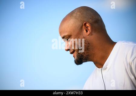 16. August 2024, Baden-Württemberg, Ulm: Fußball: DFB-Cup, SSV Ulm 1846 - Bayern München, 1. Runde, Donaustadion. Der Münchner Trainer Vincent Kompany steht vor dem Spiel im Stadion. Foto: Tom Weller/dpa Stockfoto