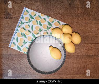 Käsekuchen mischen Zutaten Zitrone Keksdose Schüssel Creme Mascapone traditionelle Entkeimung Stockfoto