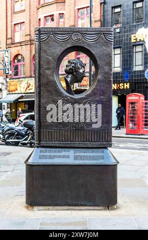 Agatha Christie Memorial, Denkmal für den englischen Krimi-Schriftsteller, an der Kreuzung von Cranbourn Street und Great Newport Street, London Stockfoto