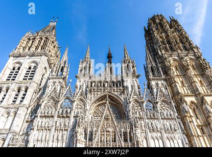 Die Fassade der schönen Kathedrale von Rouen, auch Kathedrale von Notre-Dame genannt, im gotischen Stil, reich dekoriert, im Stadtzentrum von Rouen, Normandie, Frankreich Stockfoto
