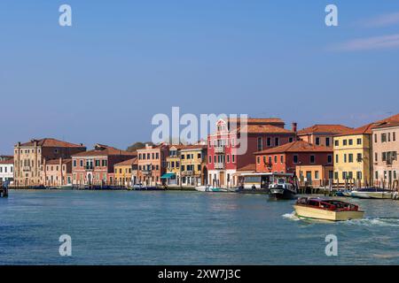 Murano, Veneto, Italien - 23. März 2024 - Skyline der Insel in der Lagune von Venedig. Stockfoto