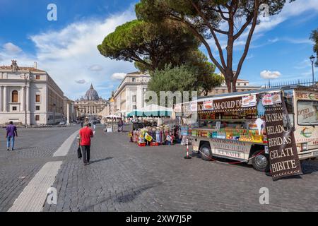 Rom, Italien - 1. September 2020 - Food Truck und Souvenirladen stehen auf Lungotevere Castello mit Blick auf den Vatikan. Stockfoto