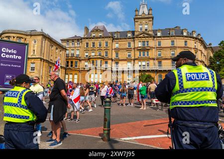 Bournemouth, Dorset, Großbritannien. August 2024. Anti-Einwanderungs-Demonstranten halten in Bournemouth friedlichen Protest "nehmen Sie unser Land zurück". Gegenprotestierende organisierten gleichzeitig ihren eigenen Protest als Reaktion auf den rechtsextremen Protest. Zusätzliche Polizeiressourcen aus dem ganzen Land wurden bereitgestellt, wobei die Polizei zusätzliche Befugnisse erhielt, angesichts der Gewalt und des Schadens, den sie im ganzen Vereinigten Königreich für ähnliche Proteste und Unruhen zu beobachten hatte. Quelle: Carolyn Jenkins/Alamy Live News Stockfoto