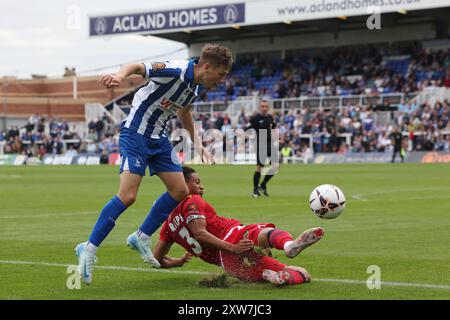 Joe Grey von Hartlepool United kämpft gegen Nathan Ralph von Southend United während des Vanarama National League-Spiels zwischen Hartlepool United und Southend United am Samstag, den 17. August 2024, im Victoria Park in Hartlepool. (Foto: Mark Fletcher | MI News) Stockfoto