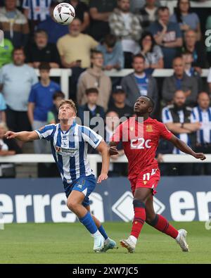 Louis Stephenson von Hartlepool United im Einsatz mit Josh Walker von Southend United während des Vanarama National League-Spiels zwischen Hartlepool United und Southend United am Samstag, den 17. August 2024, im Victoria Park, Hartlepool. (Foto: Mark Fletcher | MI News) Stockfoto