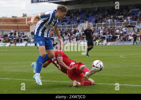 Joe Grey von Hartlepool United kämpft gegen Nathan Ralph von Southend United während des Vanarama National League-Spiels zwischen Hartlepool United und Southend United am Samstag, den 17. August 2024, im Victoria Park in Hartlepool. (Foto: Mark Fletcher | MI News) Stockfoto