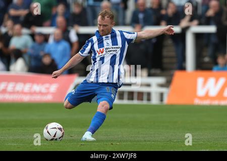 Adam Campbell von Hartlepool United schießt während des Spiels der Vanarama National League zwischen Hartlepool United und Southend United im Victoria Park, Hartlepool, am Samstag, den 17. August 2024, mit einem Freistoß ins Tor. (Foto: Mark Fletcher | MI News) Stockfoto