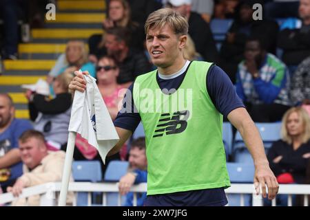 Adam Crowther wärmt sich während des Spiels der Vanarama National League zwischen Hartlepool United und Southend United am Samstag, den 17. August 2024, im Victoria Park in Hartlepool auf. (Foto: Mark Fletcher | MI News) Stockfoto