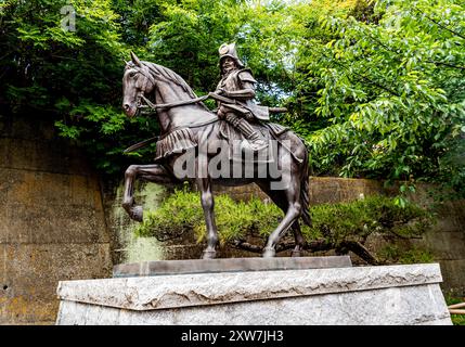 Statue des Feudalherrn Kato Yoshiaki, Gründer der Burg Matsuyama, am Shinonome-Guchi-Pfad zur Burg Matsuyama im Stadtzentrum von Matsuyama, Shikoku, Japan Stockfoto