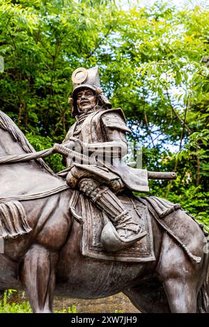 Statue des Feudalherrn Kato Yoshiaki, Gründer der Burg Matsuyama, am Shinonome-Guchi-Pfad zur Burg Matsuyama im Stadtzentrum von Matsuyama, Shikoku, Japan Stockfoto