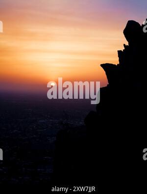 Die Golden Hour strahlt beim Sonnenuntergang von den Höhen des Piestewa Peak, Arizona, ein warmes Leuchten über Phoenix aus. Stockfoto