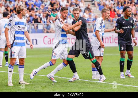 ZWOLLE, NIEDERLANDE - 18. AUGUST: Anouar El Azzouzi von PEC Zwolle schickte Santiago Gimenez von Feyenoord während des niederländischen Eredivisie-Spiels zwischen PEC Zwolle und Feyenoord im Mac³Park Stadion am 18. August 2024 in Zwolle, Niederlande. (Foto: Raymond Smit/Orange Pictures) Stockfoto