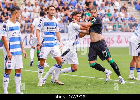 ZWOLLE, NIEDERLANDE - 18. AUGUST: Anouar El Azzouzi von PEC Zwolle schickte Santiago Gimenez von Feyenoord während des niederländischen Eredivisie-Spiels zwischen PEC Zwolle und Feyenoord im Mac³Park Stadion am 18. August 2024 in Zwolle, Niederlande. (Foto: Raymond Smit/Orange Pictures) Stockfoto