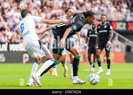 Zwolle, Niederlande. August 2024. Zwolle - Anouar El Azzouzi von PEC Zwolle, Calvin Stengs aus Feyenoord während des zweiten Spiels der Eredivisie Saison 2024/2025. Das Spiel findet am 18. August 2024 im Mac3Park Stadion in Zwolle statt. Credit: Box to Box Pictures/Alamy Live News Stockfoto