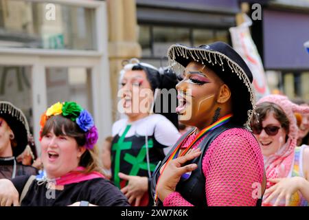 Bath, UK. August 2024. Bath feiert seinen ersten Pride marsch. Organisatoren sagen, dass dies eine Gelegenheit für die LGBTQ-Community ist, ihre Individualität und ihre Fortschritte zu feiern. Quelle: JMF News/Alamy Live News Stockfoto