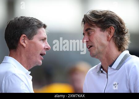 Die beiden Manager Oliver Glasner Manager von Crystal Palace (links) und Thomas Frank Manager von Brentford (rechts) treffen sich vor dem Premier League Spiel Brentford gegen Crystal Palace im Gtech Community Stadium, London, Großbritannien, 18. August 2024 (Foto: Gareth Evans/News Images) Stockfoto