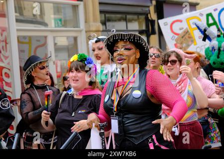 Bath, UK. August 2024. Bath feiert seinen ersten Pride marsch. Organisatoren sagen, dass dies eine Gelegenheit für die LGBTQ-Community ist, ihre Individualität und ihre Fortschritte zu feiern. Quelle: JMF News/Alamy Live News Stockfoto