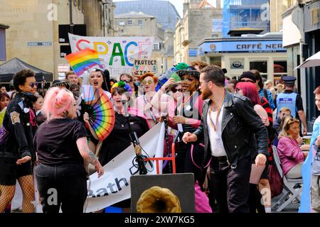 Bath, UK. August 2024. Bath feiert seinen ersten Pride marsch. Organisatoren sagen, dass dies eine Gelegenheit für die LGBTQ-Community ist, ihre Individualität und ihre Fortschritte zu feiern. Quelle: JMF News/Alamy Live News Stockfoto