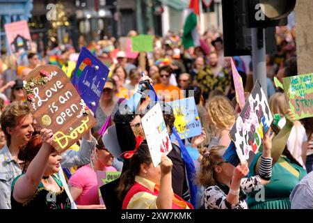 Bath, UK. August 2024. Bath feiert seinen ersten Pride marsch. Organisatoren sagen, dass dies eine Gelegenheit für die LGBTQ-Community ist, ihre Individualität und ihre Fortschritte zu feiern. Quelle: JMF News/Alamy Live News Stockfoto