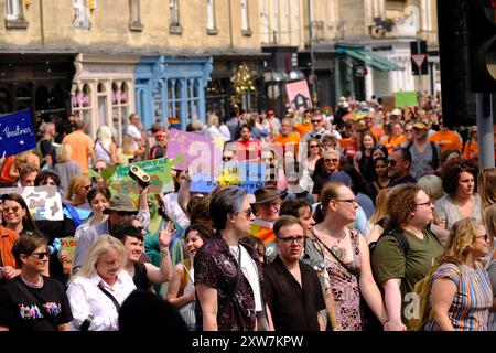 Bath, UK. August 2024. Bath feiert seinen ersten Pride marsch. Organisatoren sagen, dass dies eine Gelegenheit für die LGBTQ-Community ist, ihre Individualität und ihre Fortschritte zu feiern. Quelle: JMF News/Alamy Live News Stockfoto