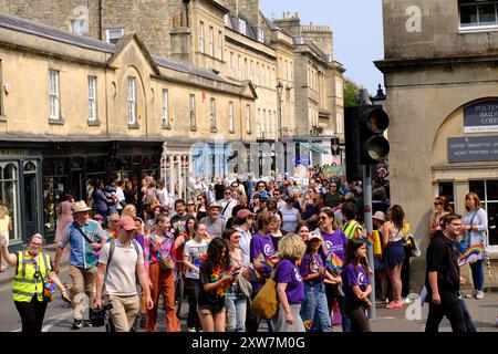 Bath, UK. August 2024. Bath feiert seinen ersten Pride marsch. Organisatoren sagen, dass dies eine Gelegenheit für die LGBTQ-Community ist, ihre Individualität und ihre Fortschritte zu feiern. Quelle: JMF News/Alamy Live News Stockfoto