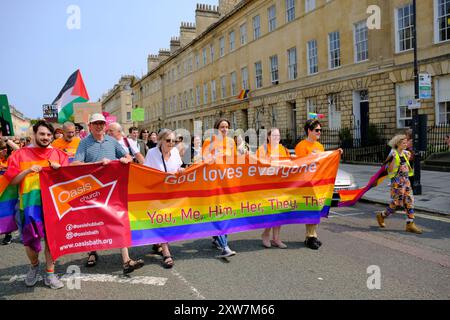 Bath, UK. August 2024. Bath feiert seinen ersten Pride marsch. Organisatoren sagen, dass dies eine Gelegenheit für die LGBTQ-Community ist, ihre Individualität und ihre Fortschritte zu feiern. Quelle: JMF News/Alamy Live News Stockfoto