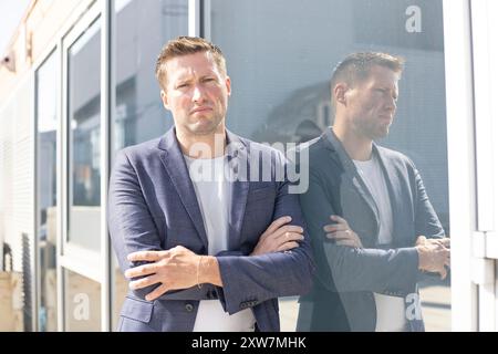 David Stögmüller (GRÜNE) ist Abgeordneter zum Nationalrat und Bereichssprecher zum Thema LGBTIQ. Im Bild: NatAbg. David Stögmüller im Rahmen eines Interviews am Urban Loritz-Platz in Wien. 16. August 2024. // David Stögmüller von Österreichs Grüner ist Mitglied des Österreichischen Rates und Sprecher des LGBTIQ-Themas. Bild: Mitglied der Nationalversammlung David Stögmüller (Grüne Partei) während eines Interviews in Wien, Österreich am 16. August 2024. - 20240816 PD12989 Stockfoto