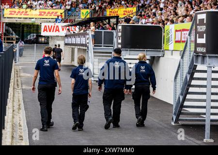 Tilburg, Niederlande. August 2024. TILBURG, 18-08-2024. Stadion Koning Willem II. Eredivisie voetbal, Season Divisie, 2024-2025. Willem II - Fahren Sie weiter mit Eagles. Sicherheit bei der Arbeit. Beschreibung: Pro Shots/Alamy Live News Stockfoto