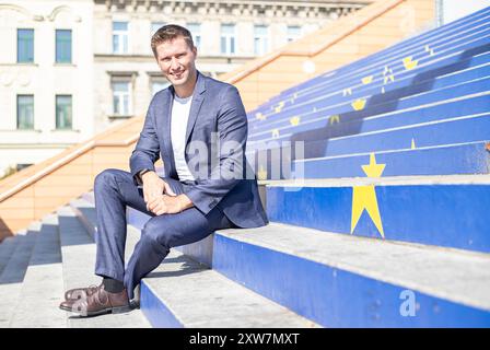 David Stögmüller (GRÜNE) ist Abgeordneter zum Nationalrat und Bereichssprecher zum Thema LGBTIQ. Im Bild: NatAbg. David Stögmüller im Rahmen eines Interviews am Urban Loritz-Platz in Wien. 16. August 2024. // David Stögmüller von Österreichs Grüner ist Mitglied des Österreichischen Rates und Sprecher des LGBTIQ-Themas. Bild: Mitglied der Nationalversammlung David Stögmüller (Grüne Partei) während eines Interviews in Wien, Österreich am 16. August 2024. - 20240816 PD12988 Stockfoto