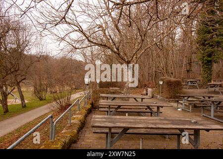 Ein verlassenes Sommercafé in einem Waldgebiet bei Schloss Lichtenstein, Deutschland Stockfoto