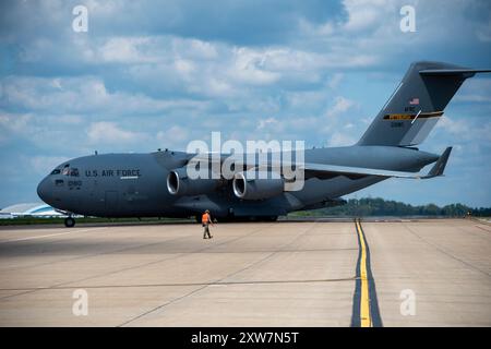 Ein C-17-Flugzeug vom 911. Airlift-Flügel fährt nach einem Taxi auf die Fluglinie des 171. Air-Tankflügels am Pittsburgh International Airport Stockfoto