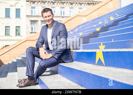 David Stögmüller (GRÜNE) ist Abgeordneter zum Nationalrat und Bereichssprecher zum Thema LGBTIQ. Im Bild: NatAbg. David Stögmüller im Rahmen eines Interviews am Urban Loritz-Platz in Wien. 16. August 2024. // David Stögmüller (Grüne Partei) ist Mitglied des Österreichischen Rates und Sprecher des LGBTIQ Themas. Bild: Mitglied der Nationalversammlung David Stögmüller (Grüne Partei) während eines Interviews in Wien, Österreich am 16. August 2024. - 20240816 PD12986 Stockfoto