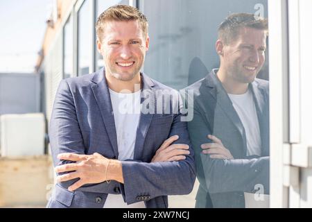 David Stögmüller (GRÜNE) ist Abgeordneter zum Nationalrat und Bereichssprecher zum Thema LGBTIQ. Im Bild: NatAbg. David Stögmüller im Rahmen eines Interviews am Urban Loritz-Platz in Wien. 16. August 2024. // David Stögmüller von Österreichs Grüner ist Mitglied des Österreichischen Rates und Sprecher des LGBTIQ-Themas. Bild: Mitglied der Nationalversammlung David Stögmüller (Grüne Partei) während eines Interviews in Wien, Österreich am 16. August 2024. - 20240816 PD12992 Credit: APA-PictureDesk/Alamy Live News Stockfoto
