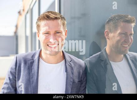 David Stögmüller (GRÜNE) ist Abgeordneter zum Nationalrat und Bereichssprecher zum Thema LGBTIQ. Im Bild: NatAbg. David Stögmüller im Rahmen eines Interviews am Urban Loritz-Platz in Wien. 16. August 2024. // David Stögmüller von Österreichs Grüner ist Mitglied des Österreichischen Rates und Sprecher des LGBTIQ-Themas. Bild: Mitglied der Nationalversammlung David Stögmüller (Grüne Partei) während eines Interviews in Wien, Österreich am 16. August 2024. - 20240816 PD12991 Credit: APA-PictureDesk/Alamy Live News Stockfoto