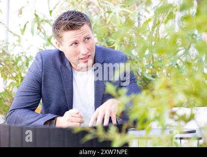 David Stögmüller (GRÜNE) ist Abgeordneter zum Nationalrat und Bereichssprecher zum Thema LGBTIQ. Im Bild: NatAbg. David Stögmüller im Rahmen eines Interviews am Urban Loritz-Platz in Wien. 16. August 2024. // David Stögmüller von Österreichs Grüner ist Mitglied des Österreichischen Rates und Sprecher des LGBTIQ-Themas. Bild: Mitglied der Nationalversammlung David Stögmüller (Grüne Partei) während eines Interviews in Wien, Österreich am 16. August 2024. - 20240816 PD12990 Credit: APA-PictureDesk/Alamy Live News Stockfoto