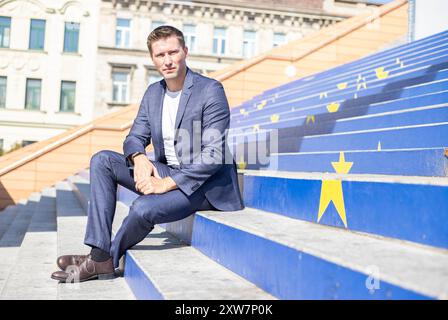 David Stögmüller (GRÜNE) ist Abgeordneter zum Nationalrat und Bereichssprecher zum Thema LGBTIQ. Im Bild: NatAbg. David Stögmüller im Rahmen eines Interviews am Urban Loritz-Platz in Wien. 16. August 2024. // David Stögmüller von Österreichs Grüner ist Mitglied des Österreichischen Rates und Sprecher des LGBTIQ-Themas. Bild: Mitglied der Nationalversammlung David Stögmüller (Grüne Partei) während eines Interviews in Wien, Österreich am 16. August 2024. - 20240816 PD12987 Credit: APA-PictureDesk/Alamy Live News Stockfoto