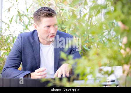 David Stögmüller (GRÜNE) ist Abgeordneter zum Nationalrat und Bereichssprecher zum Thema LGBTIQ. Im Bild: NatAbg. David Stögmüller im Rahmen eines Interviews am Urban Loritz-Platz in Wien. 16. August 2024. // David Stögmüller von Österreichs Grüner ist Mitglied des Österreichischen Rates und Sprecher des LGBTIQ-Themas. Bild: Mitglied der Nationalversammlung David Stögmüller (Grüne Partei) während eines Interviews in Wien, Österreich am 16. August 2024. - 20240816 PD12996 Credit: APA-PictureDesk/Alamy Live News Stockfoto