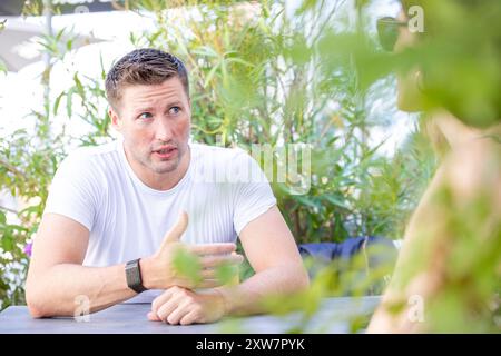 David Stögmüller (GRÜNE) ist Abgeordneter zum Nationalrat und Bereichssprecher zum Thema LGBTIQ. Im Bild: NatAbg. David Stögmüller im Rahmen eines Interviews am Urban Loritz-Platz in Wien. 16. August 2024. // David Stögmüller von Österreichs Grüner ist Mitglied des Österreichischen Rates und Sprecher des LGBTIQ-Themas. Bild: Mitglied der Nationalversammlung David Stögmüller (Grüne Partei) während eines Interviews in Wien, Österreich am 16. August 2024. - 20240816 PD12995 Stockfoto