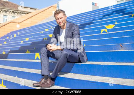 David Stögmüller (GRÜNE) ist Abgeordneter zum Nationalrat und Bereichssprecher zum Thema LGBTIQ. Im Bild: NatAbg. David Stögmüller im Rahmen eines Interviews am Urban Loritz-Platz in Wien. 16. August 2024. // David Stögmüller von Österreichs Grüner ist Mitglied des Österreichischen Rates und Sprecher des LGBTIQ-Themas. Bild: Mitglied der Nationalversammlung David Stögmüller (Grüne Partei) während eines Interviews in Wien, Österreich am 16. August 2024. - 20240816 PD12994 Stockfoto