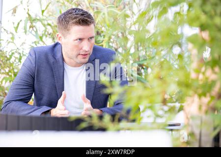 David Stögmüller (GRÜNE) ist Abgeordneter zum Nationalrat und Bereichssprecher zum Thema LGBTIQ. Im Bild: NatAbg. David Stögmüller im Rahmen eines Interviews am Urban Loritz-Platz in Wien. 16. August 2024. // David Stögmüller von Österreichs Grüner ist Mitglied des Österreichischen Rates und Sprecher des LGBTIQ-Themas. Bild: Mitglied der Nationalversammlung David Stögmüller (Grüne Partei) während eines Interviews in Wien, Österreich am 16. August 2024. - 20240816 PD12993 Stockfoto