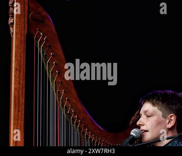 Green man Festival, Brecon Beacons, Wales, Großbritannien. August 2024. Harfenist Cerys Hafana beim Green man Festival. Hinweis: Nidpor/Alamy Live News Stockfoto