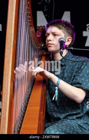 Green man Festival, Brecon Beacons, Wales, Großbritannien. August 2024. Harfenist Cerys Hafana beim Green man Festival. Hinweis: Nidpor/Alamy Live News Stockfoto