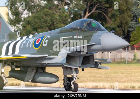 Royal Air Force Eurofighter Typhoon FGR4 Kampfflugzeug ZJ913 speziell lackiert in einem D-Day Jubiläumsschema der Kriegszeit. Auf der Landebahn in Southend Stockfoto