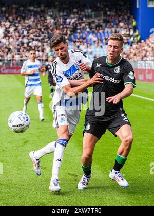 Zwolle, Niederlande. August 2024. Zwolle - Anouar El Azzouzi aus PEC Zwolle, Gijs Smal aus Feyenoord während des zweiten Spiels der Eredivisie Saison 2024/2025. Das Spiel findet am 18. August 2024 im Mac3Park Stadion in Zwolle statt. Credit: Box to Box Pictures/Alamy Live News Stockfoto