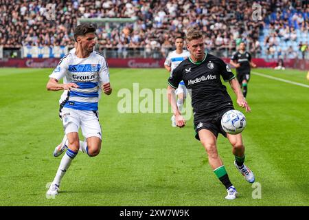 Zwolle, Niederlande. August 2024. Zwolle - Anouar El Azzouzi aus PEC Zwolle, Gijs Smal aus Feyenoord während des zweiten Spiels der Eredivisie Saison 2024/2025. Das Spiel findet am 18. August 2024 im Mac3Park Stadion in Zwolle statt. Credit: Box to Box Pictures/Alamy Live News Stockfoto