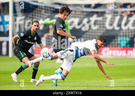 Zwolle, Niederlande. August 2024. Zwolle - Ayase Ueda von Feyenoord, Anouar El Azzouzi von PEC Zwolle während des zweiten Spiels der Eredivisie Saison 2024/2025. Das Spiel findet am 18. August 2024 im Mac3Park Stadion in Zwolle statt. Credit: Box to Box Pictures/Alamy Live News Stockfoto